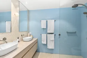 Terrace LUXE- 100m to shops, 2 KING beds, Parking - Image 4