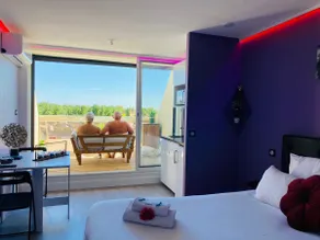 Glamorous naturist apartment - Image 5