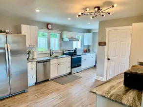 Single level home, private yard, kid/pet friendly - Image 4