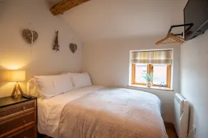 Deluxe Hot Tub & Log Burner - Bramble Cottage - Image 5