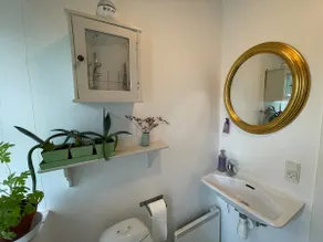 Charming urban guesthouse with park access - Image 2