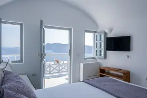 Suite with Outdoor Plunge Pool & Blue Domes View - Image 4