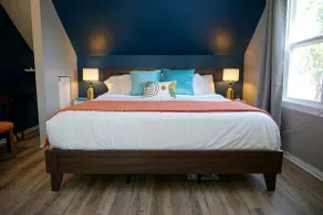 Vibrant Getaway! 2 Baths + Walk in Shower, Great Amenities & Value - Image 2