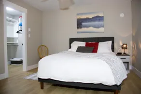 Modern Mt Tzouhalem Suite with Panoramic Views - Image 4