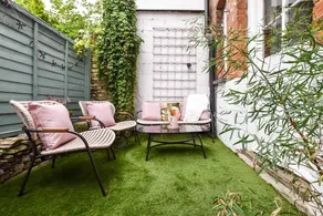 Cheerful 3 bed Grade II Central Cottage - Image 4