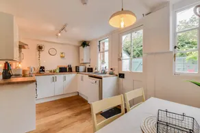 Cheerful 3 bed Grade II Central Cottage - Image 3