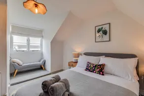 Cheerful 3 bed Grade II Central Cottage - Image 5