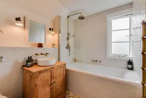 Cheerful 3 bed Grade II Central Cottage - Image 2