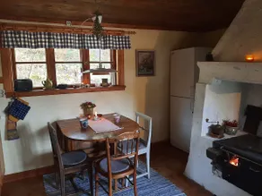 Small cottage on a farm with lovely lake views - Image 4