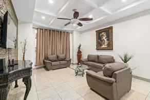Luxurious in a quiet neighborhood with a pool - Image 5