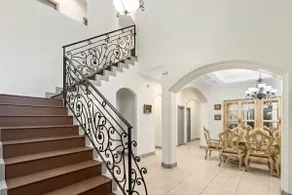 Luxurious in a quiet neighborhood with a pool - Image 3