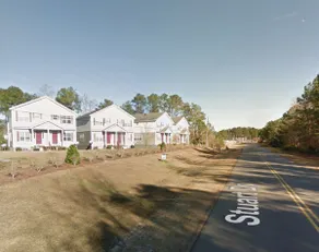 5 minutes to Cherry point! Family-sized townhouse with fireplace & balcony  - Image 5