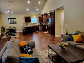 Pool Access and Pet Friendly! Close to Marina - Image 5
