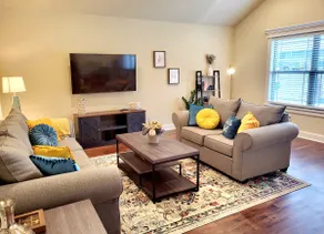Pool Access and Pet Friendly! Close to Marina - Image 2