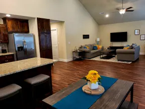 Pool Access and Pet Friendly! Close to Marina - Image 4