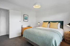 Renovated Takapuna 2BR Apt - Parking - Image 3
