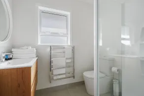 Renovated Takapuna 2BR Apt - Parking - Image 4
