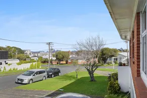 Renovated Takapuna 2BR Apt - Parking - Image 5
