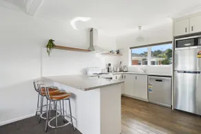 Renovated Takapuna 2BR Apt - Parking - Image 2
