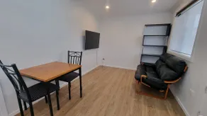 Modern 1 bedroom studio free parking close to CBD - Image 2