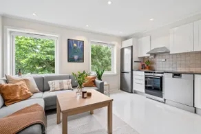 Apartment with free on-site parking - Image 2