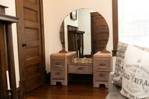 Gorgeous Tastefully Renovated Loft Near Downtown - Image 4