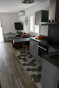 Lovely studio with pool - Image 4