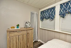 Adorable 1-bedroom right on the bike trail - Image 5