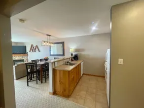 Creekside condo w/full kitchen, close to trails - Image 4
