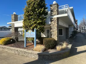 Beautiful Condo Sleeps 4- Only 2 Blocks From Beach - Image 2