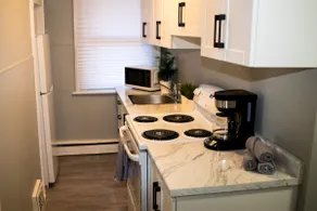 Cozy Suite Downtown w/ Private Entrance & Kitchen - Image 4