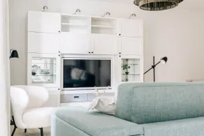 Modern Flat w/ Balcony in Waterfront Suburb - Image 4