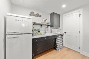 Cozy Renovated Suite w/Free St Parking near Train - Image 2
