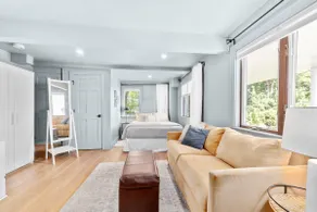 Cozy Renovated Suite w/Free St Parking near Train - Image 4