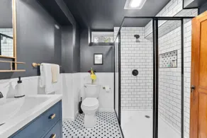 Cozy Renovated Suite w/Free St Parking near Train - Image 5