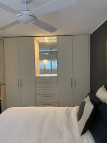 Sunny 1 Bedroom City Apartment with Rooftop Pool - Image 3