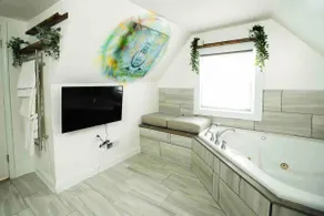 Artistic 3 Bed Apartment 4 Creatives - Image 2