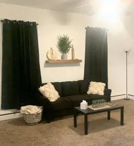 Cozy 3 bedroom, 1 bathroom townhouse! - Image 2