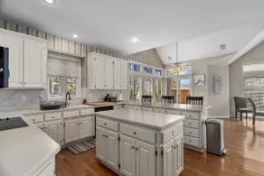 Luxurious 4BD3.5BA Spacious Game Room Loft Big Yard - Image 4
