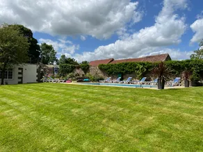 Large 6 bedroom house with private heated pool - Image 4