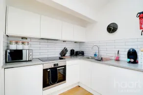 Lovely 1 Bedroom Flat with Free Off Road Parking - Image 4