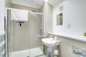 Lovely 1 Bedroom Flat with Free Off Road Parking - Image 5