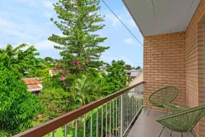 Quiet 3BRM Apt near Gabba with Free Parking & WiFi - Image 4