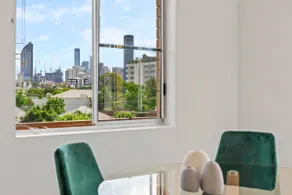 Quiet 3BRM Apt near Gabba with Free Parking & WiFi - Image 2