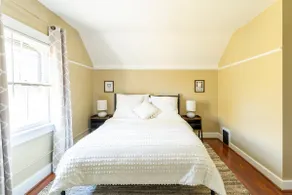 Rochester Chic Top Floor Apartment - Image 2
