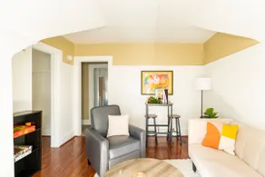 Rochester Chic Top Floor Apartment - Image 4