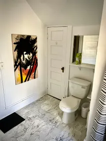 Rochester Chic Top Floor Apartment - Image 5