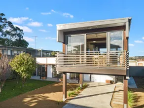 Bay Breeze Retreat - Modern home, walk to beach - Image 2