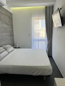 Cosy & Modern Top Floor 1-bedroom Apartment - Image 2