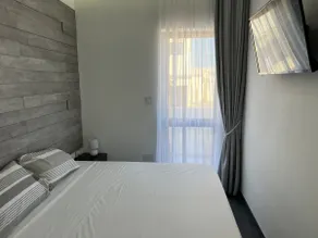 Cosy & Modern Top Floor 1-bedroom Apartment - Image 3